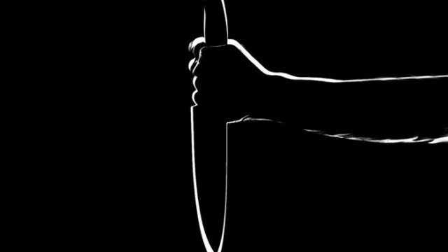 В Екатеринбург неизвестно лице нападна минувачи с нож в резултат